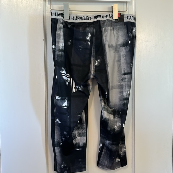 Under Armour Monochrome Graphic HeatGear Capri Leggings~Girls YXL 💕 - Picture 1 of 11